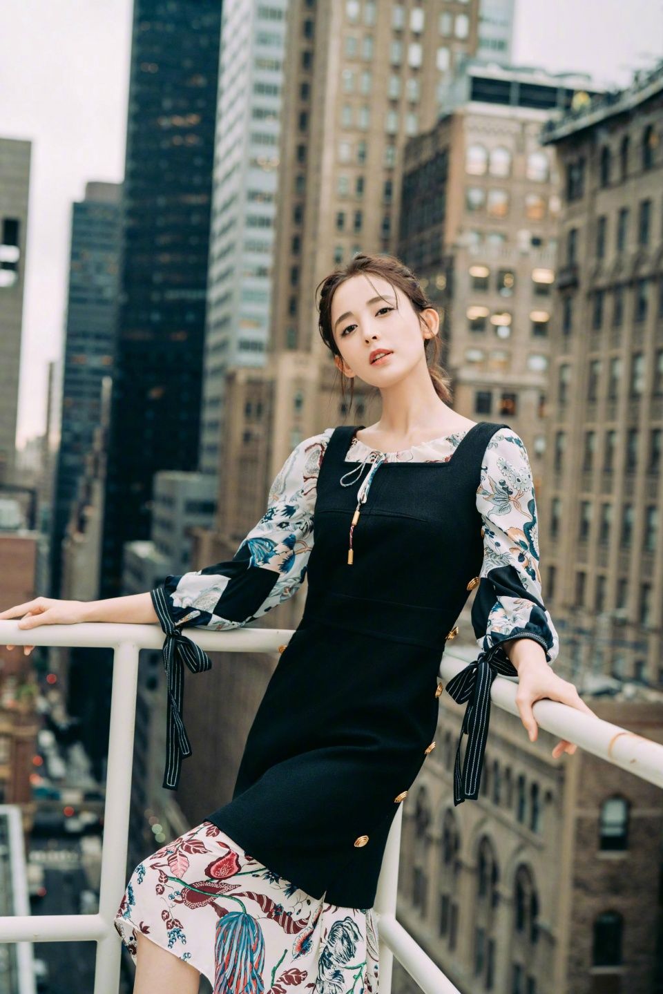 古力娜扎竟一下穿两条连衣裙，还这么瘦，网友:我一条都hold不住