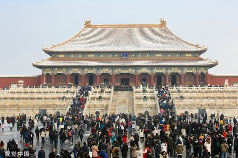 北京初雪后颜值大增 市民游客赏雪景