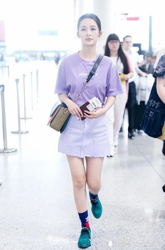美丽的星空鞋，穿在李沁脚上就成了灾难，网友：不会搭配是硬伤
