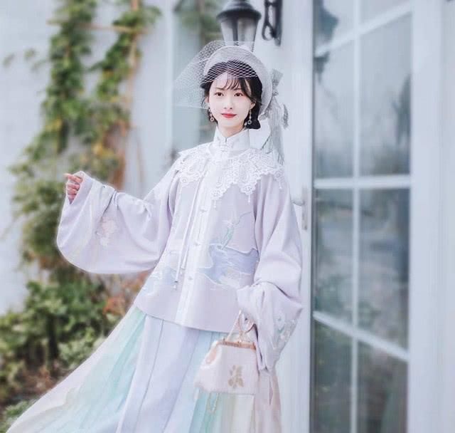  「简直」谁说彩虹色“烂大街”？这几款汉服下裙配色简直了，太惹眼了