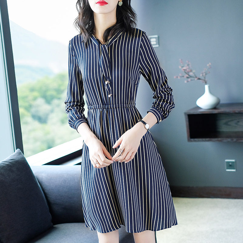 女人过了35，尽量少穿小脚裤出门，试试时髦的秋裙，洋气嫩美爆