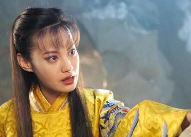 吓人:40岁“江玉燕”杨雪晒自拍,嘴巴吓人脸部僵硬,和baby是亲姐妹?