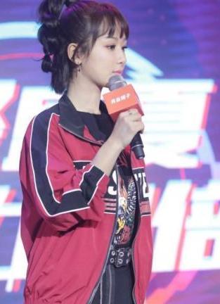 杨紫绑马尾辫亮相，发量惊人让人不敢信，这是偷偷用了生发剂了吗