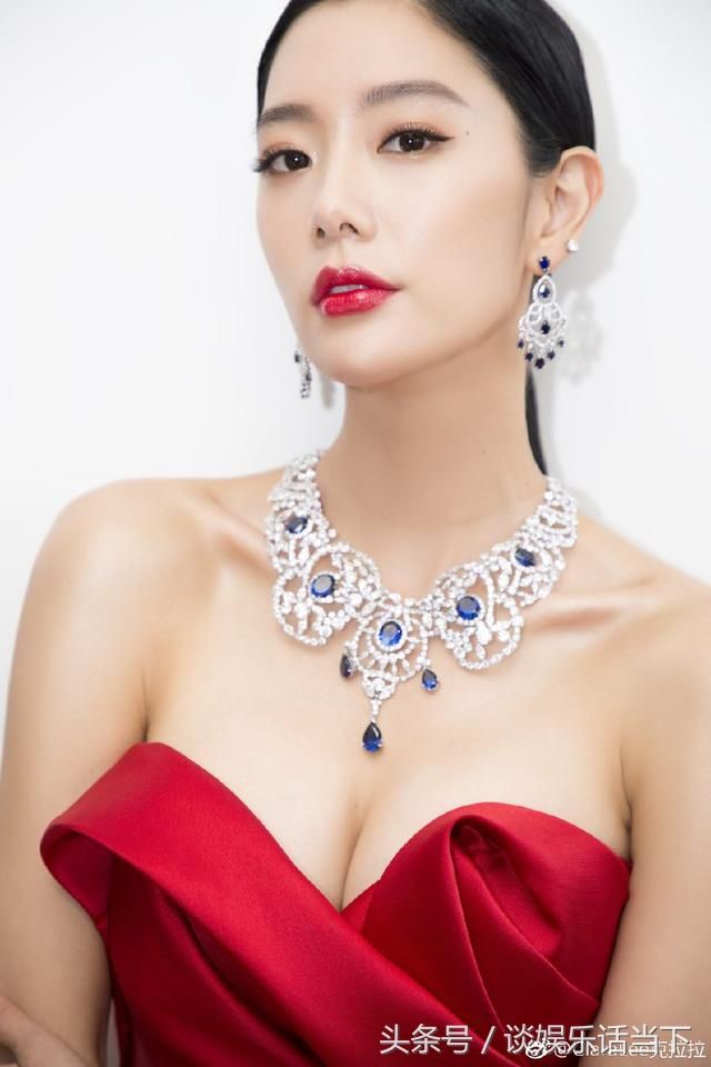 克拉拉亮相某活动，身穿抹胸鱼尾长裙，大秀性感好身材