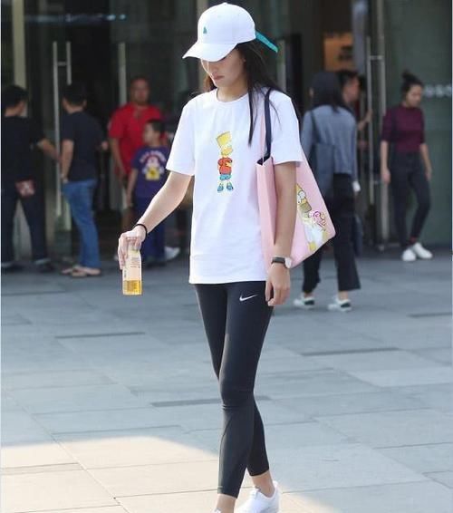  『气质』街拍：小姐姐时髦的黑白色大衣搭配打底裤，带着淡淡的女神气质