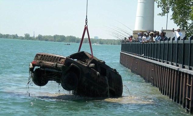 这条河底藏了无数的秘密，河里甚至不允许民众潜水