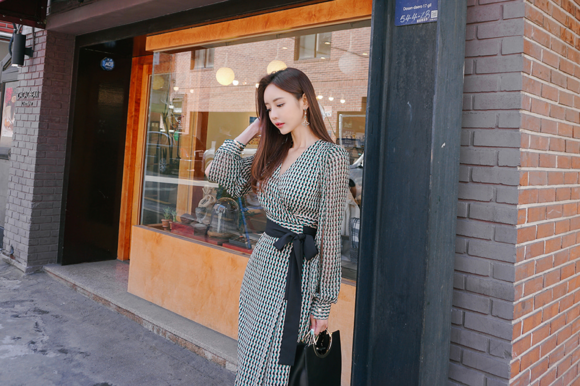 女神孙允珠，果绿流萤麻花串色丝绸长礼裙