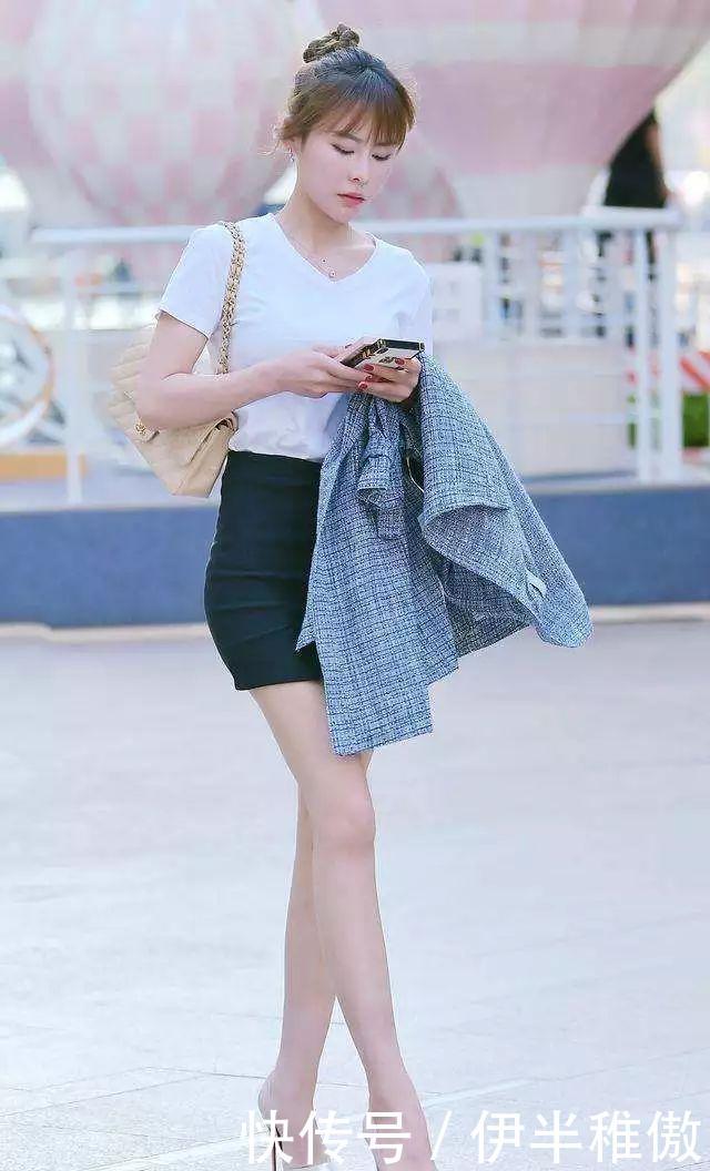 『气息』小衫搭配着一双尖头的高跟鞋,让她的双腿也看上去更加的修长