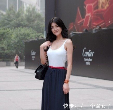 街拍街上的小姐姐穿着性感又时尚，总能吸引路人眼球！