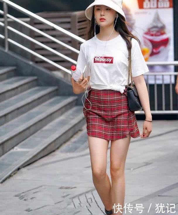  『长袖』小姐姐一个短款的长袖搭配一件百褶裙，穿出一种清纯俏皮的少女感