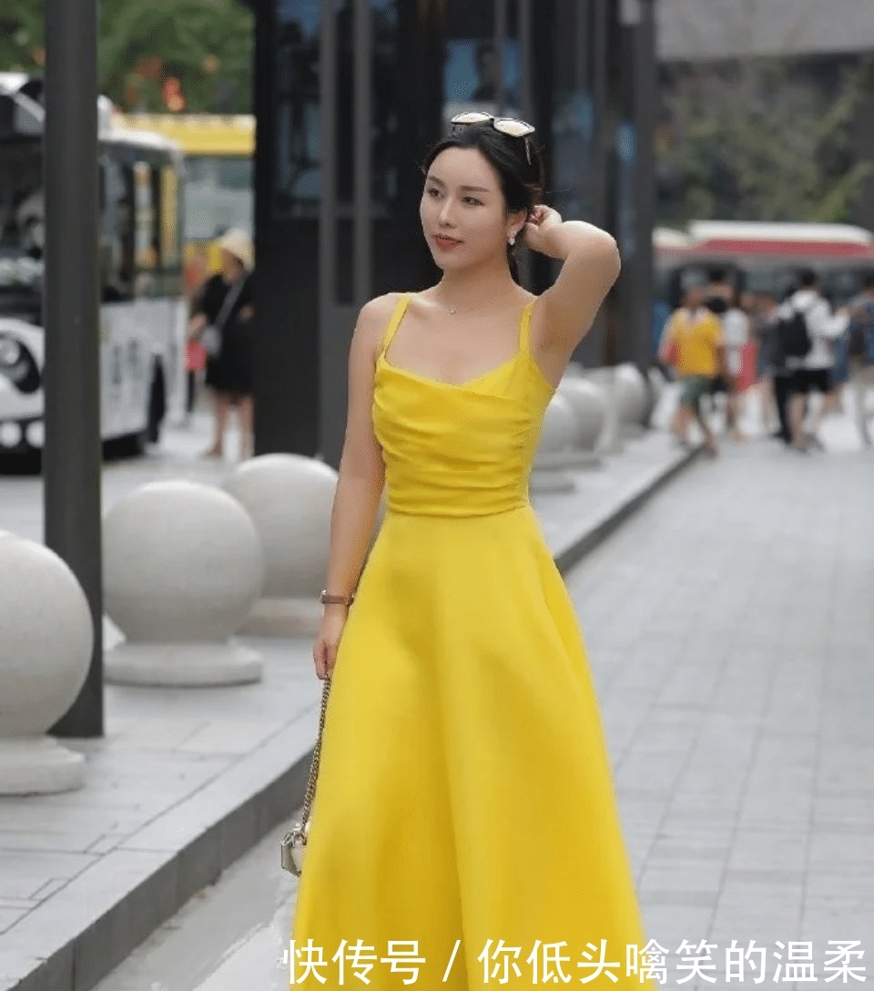 瞬间:黄色系的“仙女裙”,让阿姨瞬间年轻10岁,散发出仙女气质