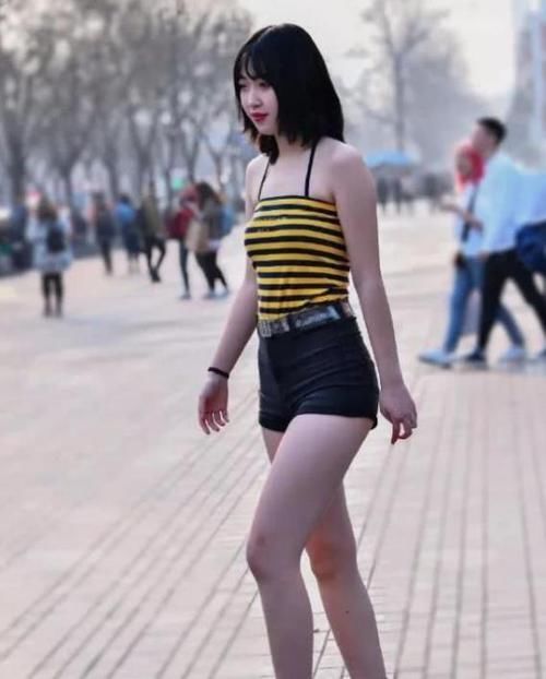  『搭配』街拍：倾城倾国的小姐姐，一条灰色的雪纺连衣裙，时尚清新靓丽