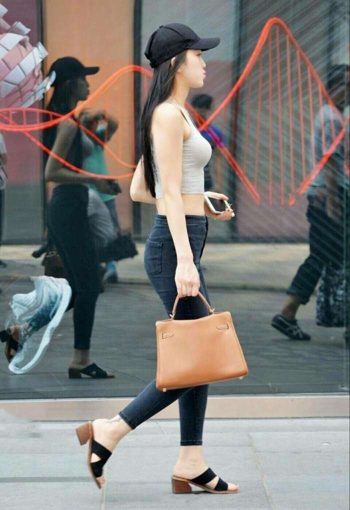 街拍: 紧身T恤的小姐姐, 挺拔身材让人侧目