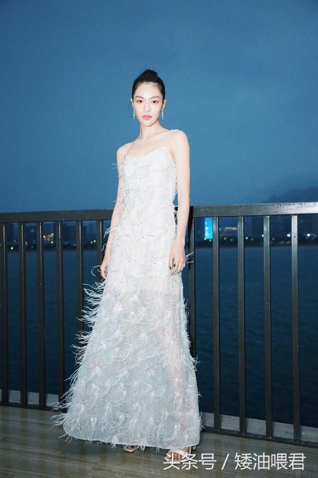 钟楚曦撅屁股闻花“仪态万千”，脚上鞋子被无情嘲笑：内衣带绑的