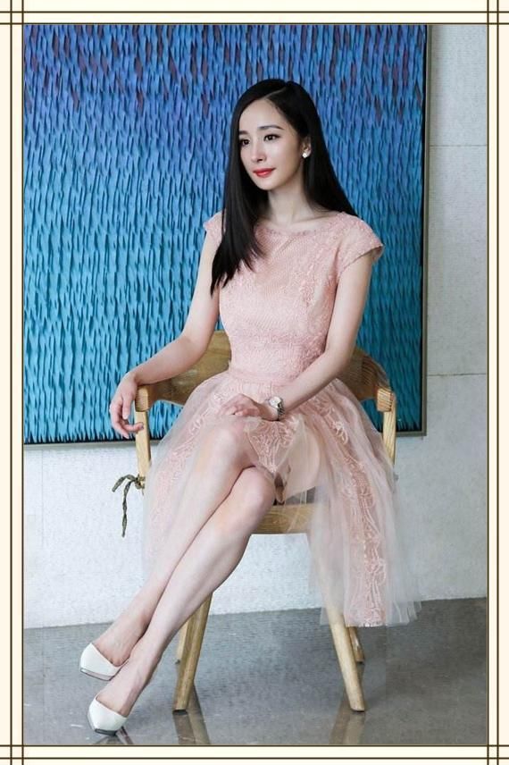 杨幂就是杨幂！塑料雨衣都能穿出超模范，网友：带货女王果然厉害