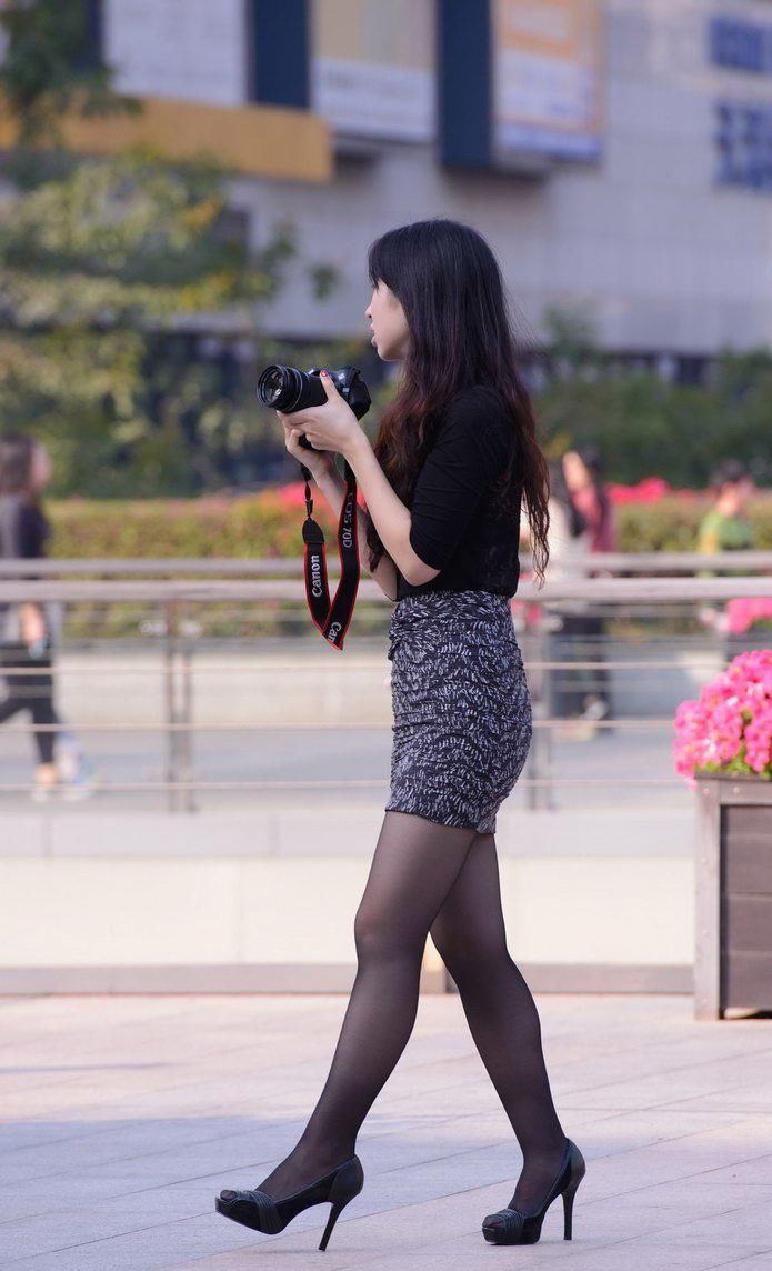 广场街拍:紧身包臀短裙黑丝袜美女，紧致的身材凸显的淋漓尽致