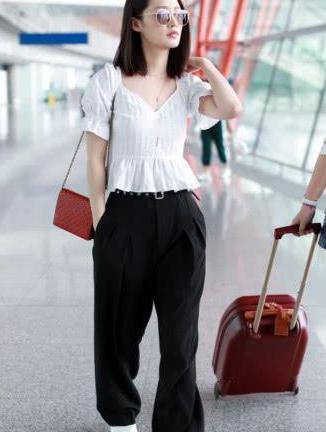 李沁高跟鞋前面剪开，后面剪断当拖鞋穿，意外显得双腿更长了！