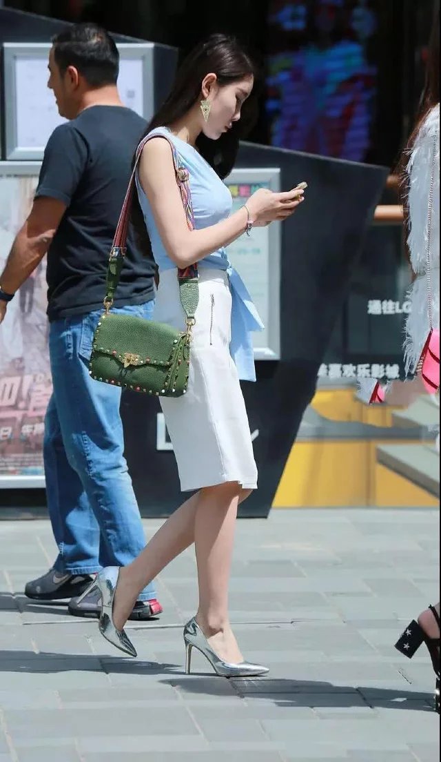 性感小姐姐身穿紧身衣搭配包臀裙，大秀自己那凹凸有致的好身材