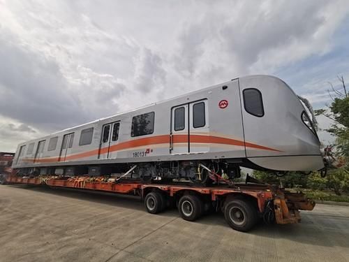  列车■18号线首列车今抵沪 车头开放式设计 车厢可无线充电
