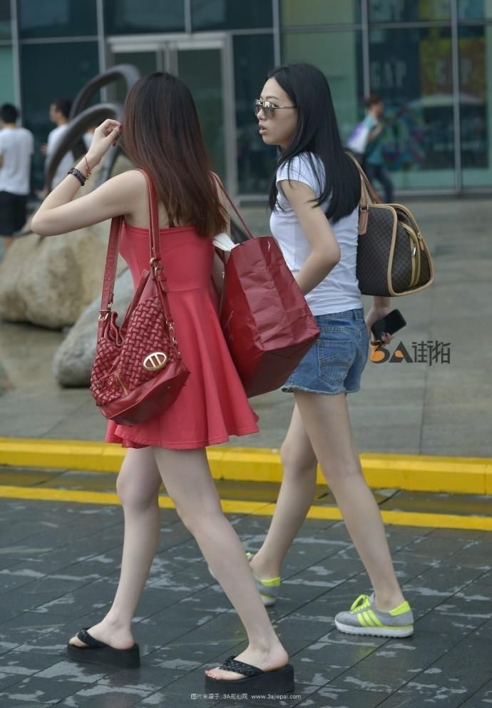 路人街拍，红色抹胸连衣裙，展示傲人好身材，时尚潮流有魅力!