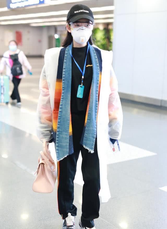  [时髦]当年的“林黛玉”长大真会穿，大翻领像“围巾”，意外的挺时髦