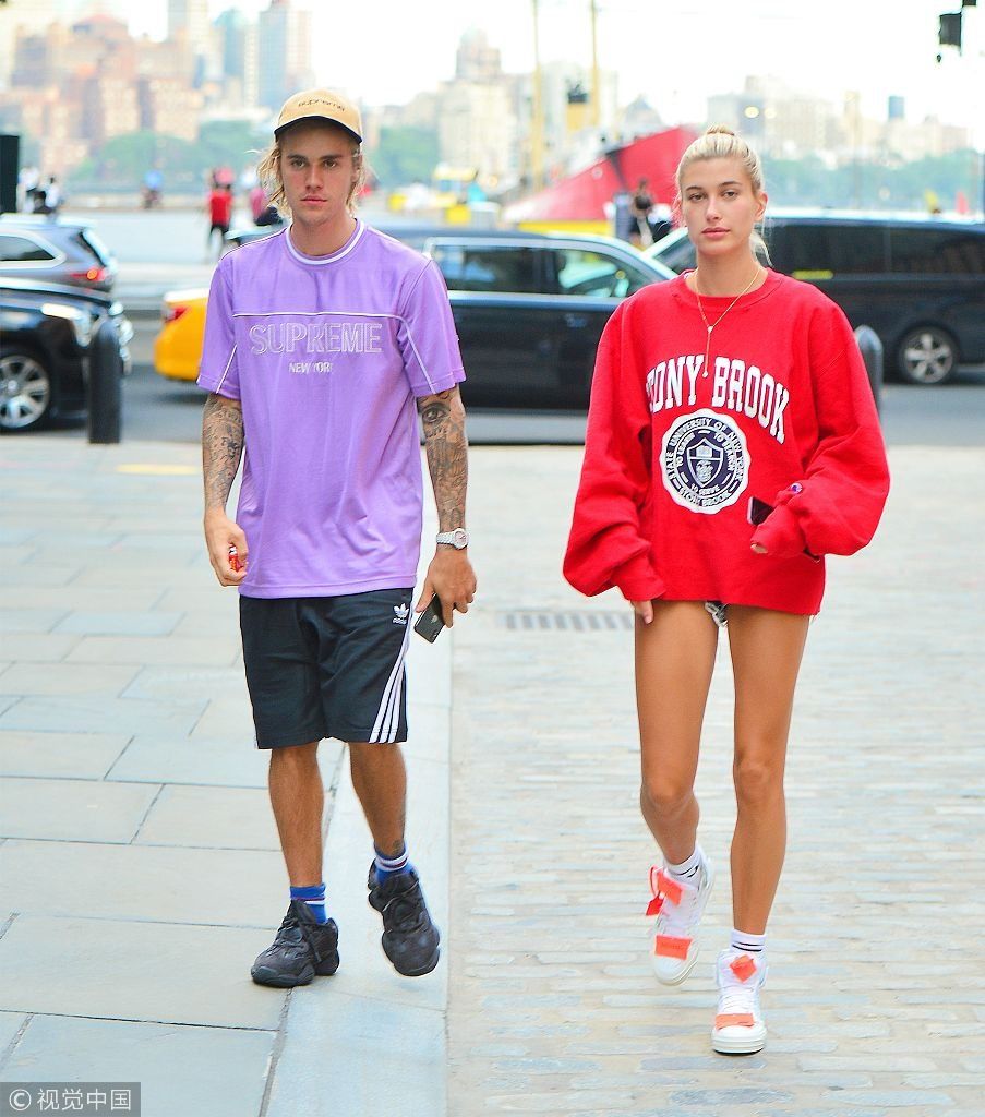 海莉带比伯回家见家长路上边走边玩 两人街头腻歪秀甜蜜躲角落激