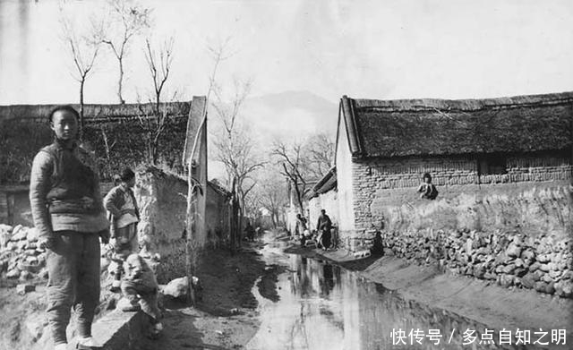  村庄：百年前北方农村老照片：房屋破败道路泥泞，农民穿粗布衣