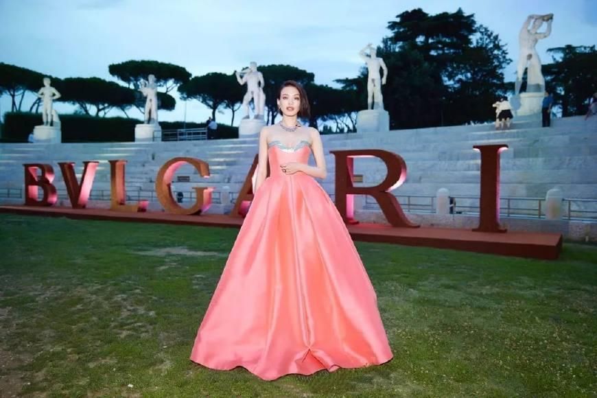 看过舒淇穿小粉裙的万种风情，再看看陈妍希，谁真的惊艳一目了然