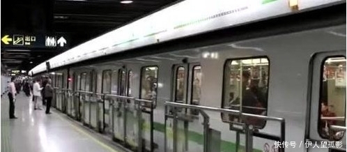 美国美女来上海旅行，地铁排队时却产生疑惑：中国人为何这样做？