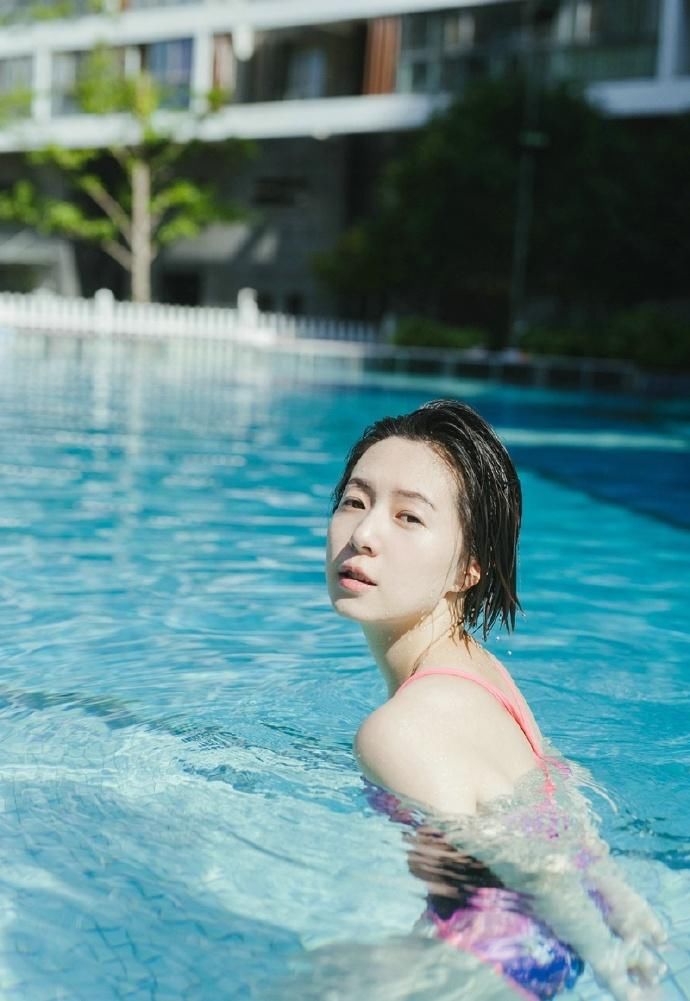 短发泳装美女泳池湿身诱惑写真图片