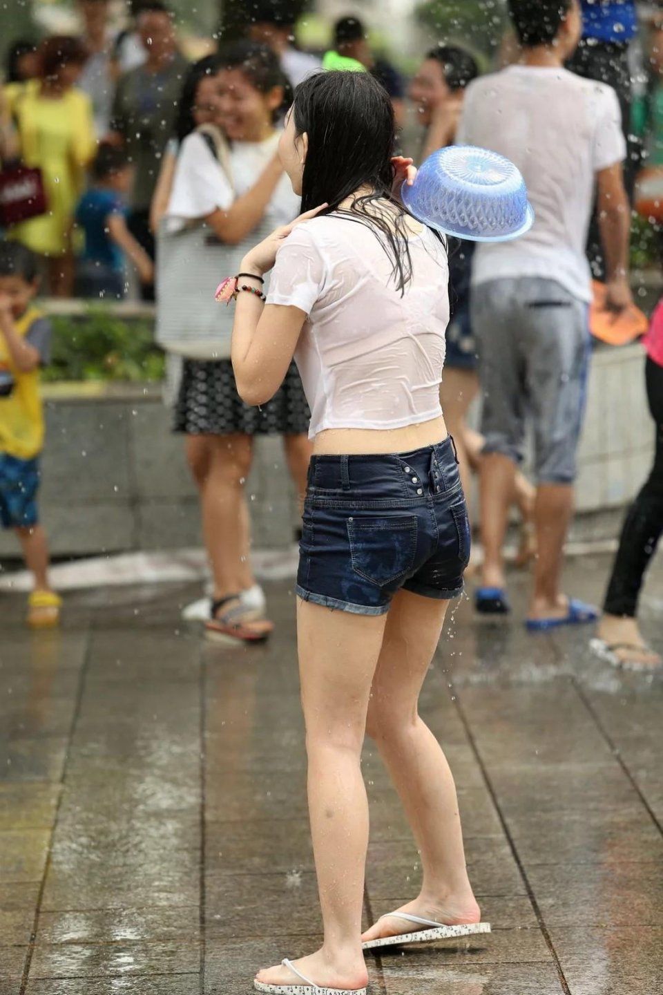 街拍泼水节湿透的大胸美腿少女