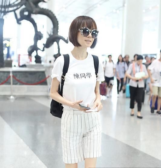 48岁鲁豫才是冻龄，穿“陈同学”T恤，少女感炸裂!