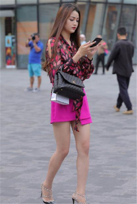 气质|街拍:美女身穿黑白撞色纱裙,气质出尘,清水出芙蓉