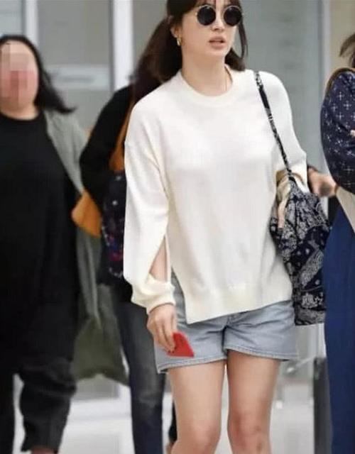 宋慧乔麒麟臂比蒋欣还严重，机场里只能穿宽松衣服了！