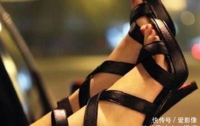  美女@美女们都爱穿的一字扣高跟凉鞋,简约又精致,一双足以靓丽一夏天