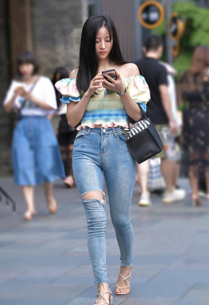  气质|街拍：休闲个性的牛仔裤穿搭，气质女生才能驾驭，靓丽又时尚