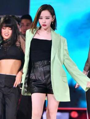 张靓颖宣布正式解约,记者求证却遭敷衍?机场甜蜜牵手伴郎