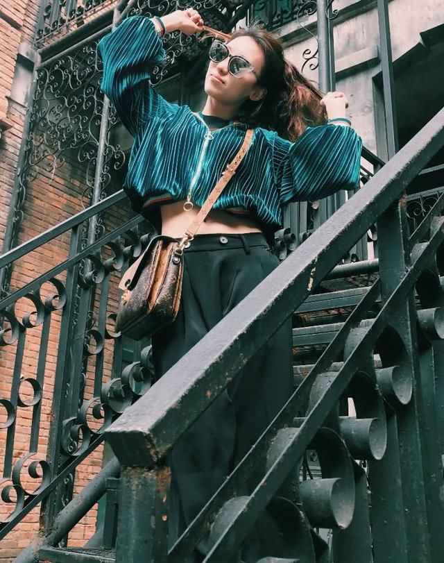 张丹峰经纪人毕滢私照曝光，年轻貌美，真替快50的洪欣捏把汗！