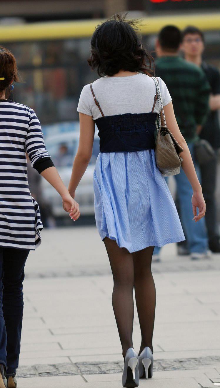 广顺西路街拍：连衣裙清秀妹子，粉嫩的肌肤，细长腿很是吸睛