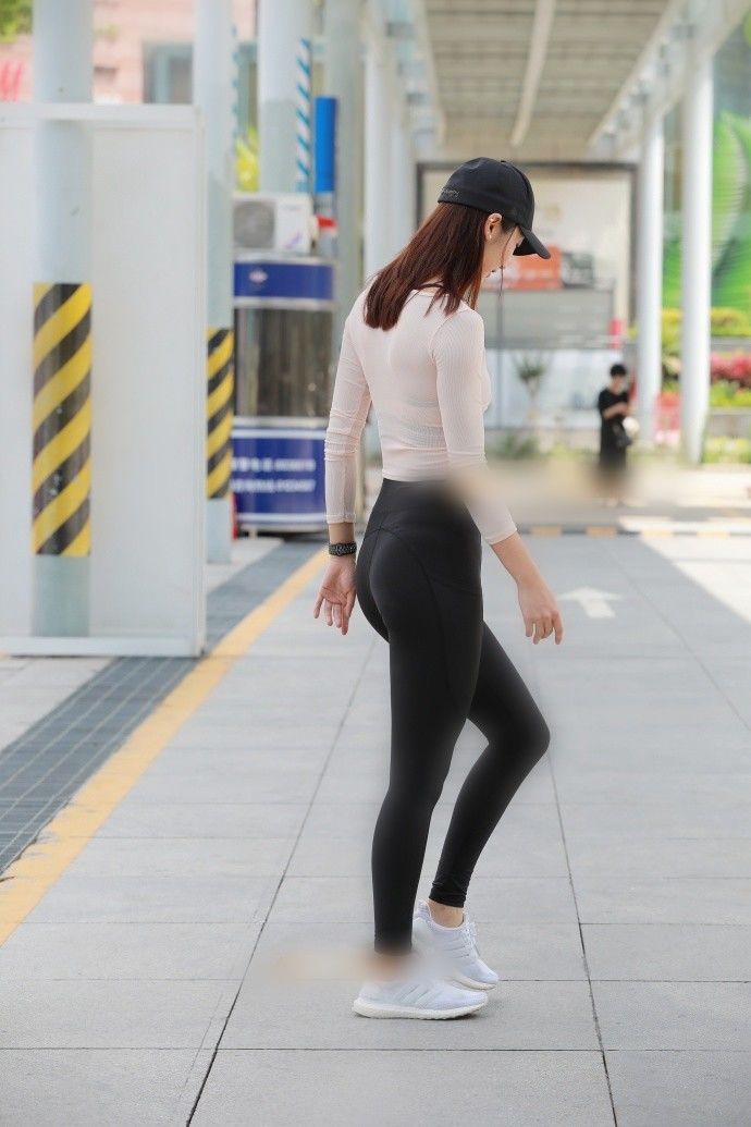 时尚美拍：气质迷人的紧身裤美女，优雅的步伐，展现出时髦丽人范