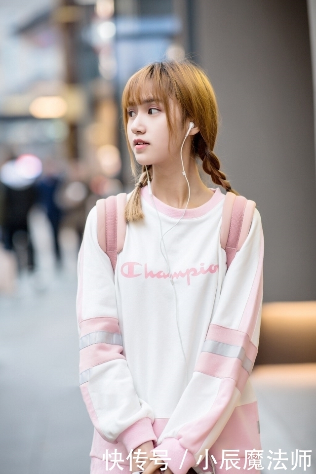 美女|路人街拍,靓女穿着A字型款式的吊带裙,轻盈又大方