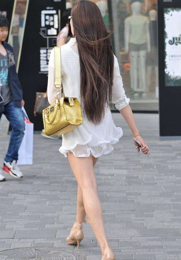 街拍: 偶遇长发飘飘的气质辣妈, 不仅拥有好身材一双美腿更是迷人