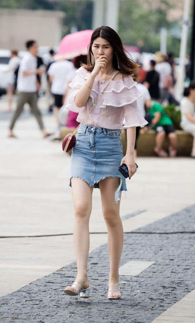 花样小姐姐穿牛仔紧身裙包裹浑圆臀线，优美的身姿很迷人