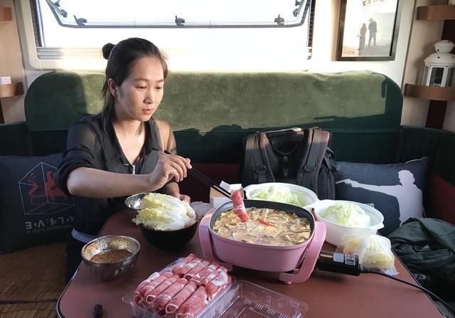 自驾房车在内蒙草原和暴风雨赛跑，被巨大的乌云盖顶是什么感受？