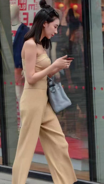 气质小姐姐时尚抹胸显凹凸曲线，走在街头成为焦点