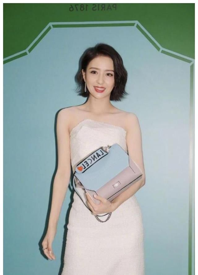  [服饰]路人街拍，小姐姐牛仔裤搭配卡其色休闲衫，美得格外出众