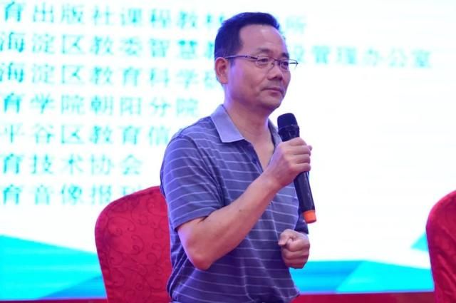 北京市第二中学高凯老师带来了他的 人工智能校本课程.