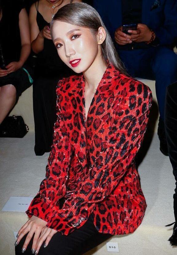 张钧甯景甜何穗孟美岐亮相纽约时装周, 罕见同框, 网友: 差距真大