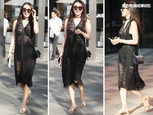 美女真敢穿！黑色镂空线条连衣裙不搭披肩就出门了，个性、时尚！