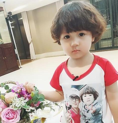 豪豪是通过《放开我北鼻》被大家认识的,他的豪言豪语让人听不懂,但是